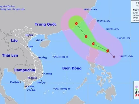 Bão Doksuri tiến gần Biển Đông, mạnh cấp 15, khả năng mạnh thêm trong 24 giờ tới