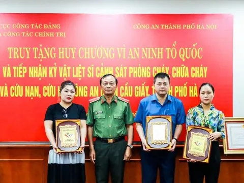 Tiếp nhận kỷ vật của ba liệt sỹ cảnh sát PCCC Công an quận Cầu Giấy
