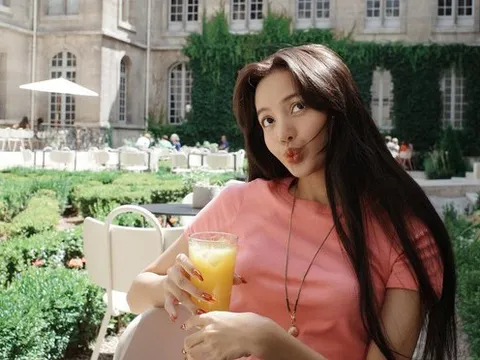 Lisa khoe mặt mộc tại Paris trước khi tới Việt Nam