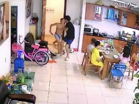 Triệu tập người đàn ông cầm dao đâm hàng xóm ở chung cư