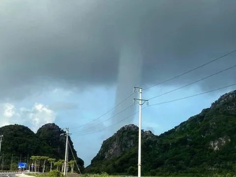 Vòi rồng cao hàng trăm mét xuất hiện ở Cát Bà