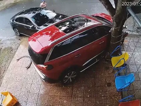 CLIP: Người đàn ông lái xe con đâm liên tiếp vào 1 chiếc xe khác