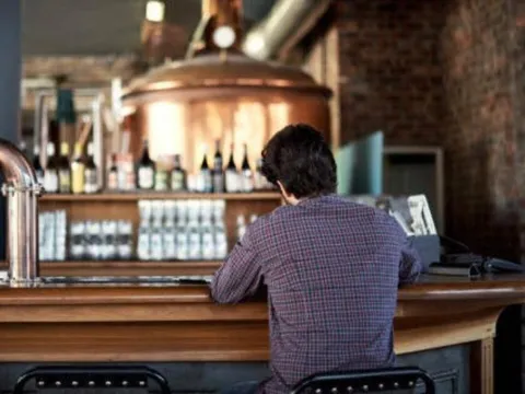 Phát hiện dấu hiệu "lạ" trong miệng sau khi hôn người lạ ở quán bar