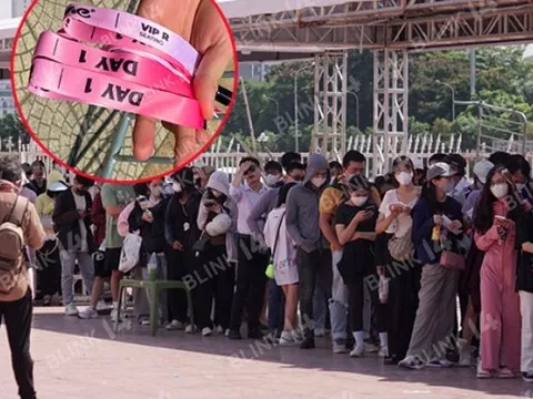 SVĐ Mỹ Đình HÔM NAY: Fan xếp hàng dài đổi vòng tay concert BLACKPINK dưới nắng gắt, người ngoại quốc và người lớn tuổi cũng có mặt