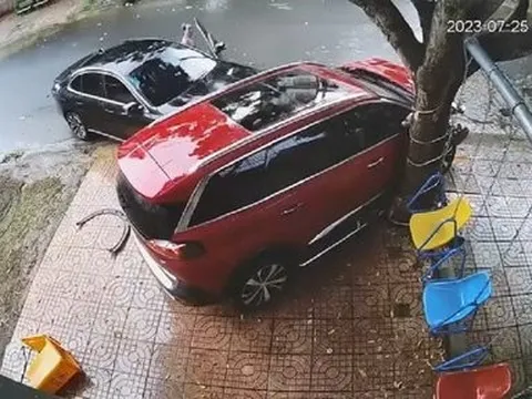 Xác minh vụ việc lái xe cố ý tông liên tiếp vào chiếc ôtô đậu bên đường