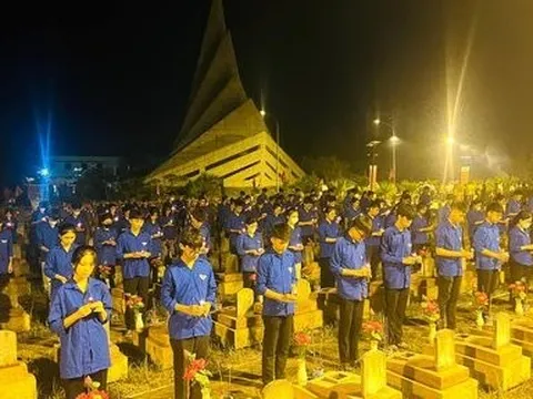 Thắp sáng hàng chục nghìn ngọn nến tri ân các anh hùng liệt sĩ