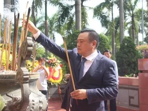 Chủ tịch Hà Nội Trần Sỹ Thanh dâng hương tri ân các anh hùng liệt sỹ