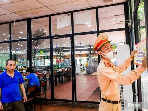 GSGT dán áp phích “đã uống rượu bia không lái xe” tại từng quán nhậu