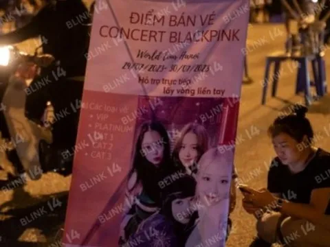 Hàng trăm người "ôm vé" BLACKPINK vây kín SVĐ Mỹ Đình để "bán tống bán tháo": Chấp nhận pass lỗ, có cả vòng tay nhưng vẫn ít người mua!