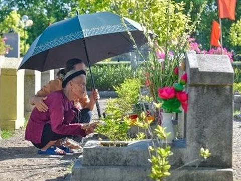 Xúc động hình ảnh cụ bà 100 tuổi tới viếng mộ con gái hy sinh 50 năm