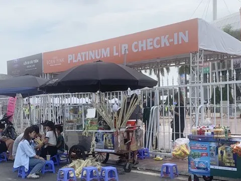 Hốt bạc nhờ các dịch vụ quanh 'chợ vé' trước cổng SVĐ Mỹ Đình