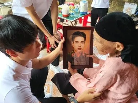 Xúc động hành trình trao tặng ảnh phục chế chân dung liệt sĩ