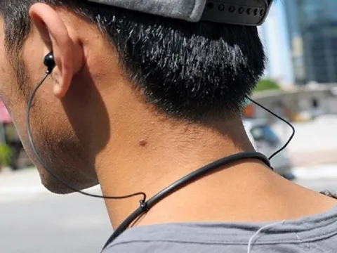 Đeo tai nghe khi đi xe máy bị phạt đến mức nào?