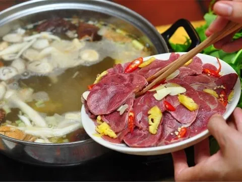 Ăn thịt bò tái, cô gái phát hiện “vật thể lạ” dài 6 mét trong cơ thể