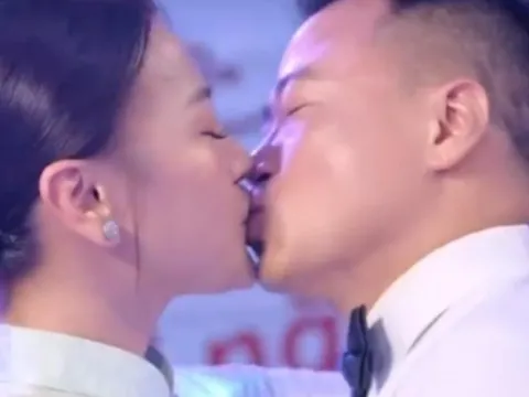Shark Bình "khoá môi" Phương Oanh, cùng bung xoã nhảy cực sung trên sân khấu