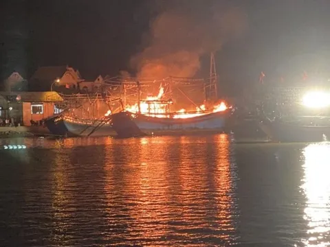 Nghệ An: 5 tàu cá bốc cháy dữ dội khi đang neo đậu