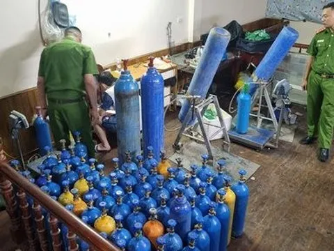 Hà Nội: Triệt phá cơ sở san chiết "khí cười", thu giữ gần 200 bình khí