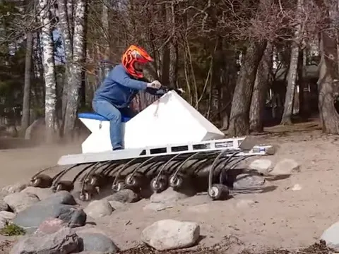 Độc đáo: Xe điện với 18 "chân rết" di chuyển cực linh hoạt trên nhiều địa hình