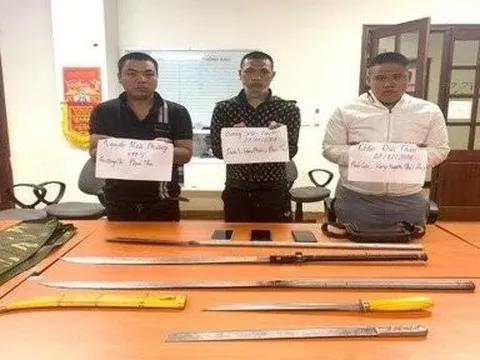 Bắt nhóm thanh niên kéo lê hung khí trên đường ở Sơn Tây