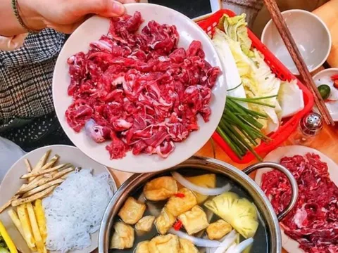 Thích ăn thịt bò tái, cô gái phát hiện sinh vật dài 6 mét trong cơ thể