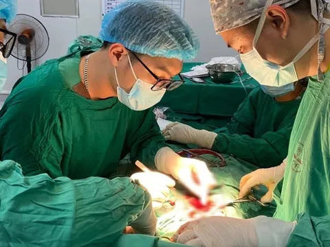 Nổ sạc dự phòng điện thoại, bé trai bị chấn thương nặng