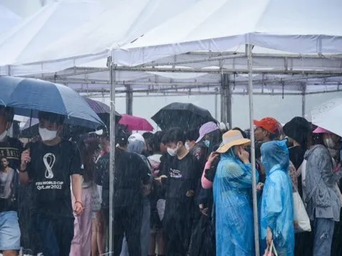 Mưa trắng trời, sân Mỹ Đình ngập nước trước đêm diễn thứ 2 của BlackPink