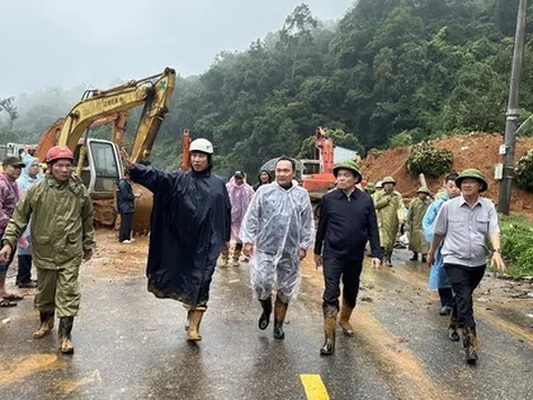 Hình ảnh Phó Thủ tướng Trần Lưu Quang lội bùn vào hiện trường vụ sạt lở đèo Bảo Lộc