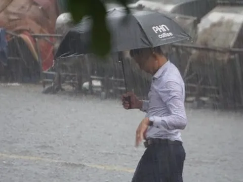 Mưa lớn bất ngờ ở Hà Nội khiến nhiều người trở tay không kịp, xe cộ "vật lộn" trong nước