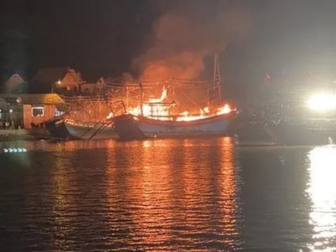 Hé lộ nguyên nhân ban đầu khiến cho 5 tàu cá ở Nghệ An bị cháy