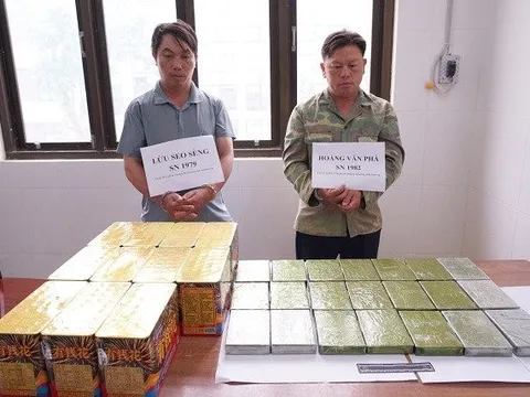 Bắt 2 đối tượng đang mua bán 20 bánh heroin ở Hà Giang