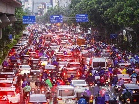 Mưa tầm tã, đường phố Hà Nội tắc 'không lối thoát'