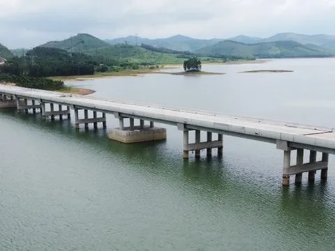 Cận cảnh cầu vượt hồ nước dài nhất trên cao tốc Hà Nội - Thanh Hóa