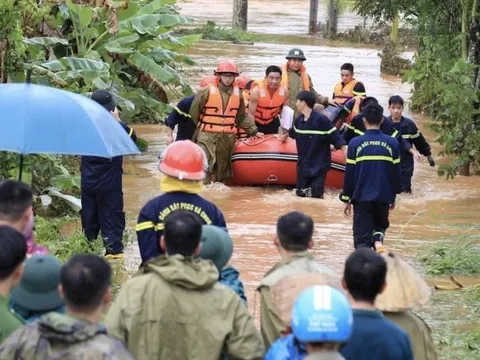Công an nỗ lực ứng cứu tài sản của người dân bị ảnh hưởng do mưa lũ