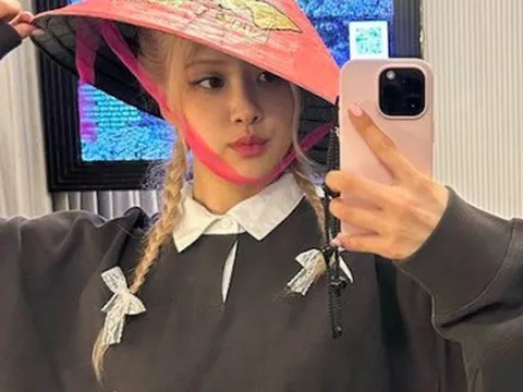 Sau 2 đêm diễn 'bùng nổ', thành viên nhóm BLACKPINK khoe ảnh đội nón lá