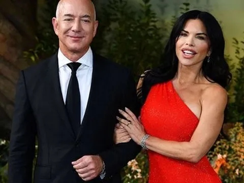 Cử chỉ tình cảm mặn nồng của bạn gái Sanchez với tỷ phú Jeff Bezos