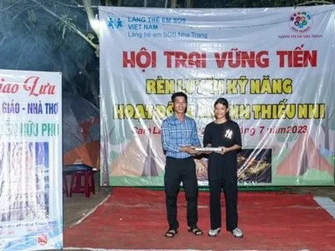 Buổi gặp gỡ đầy cảm xúc giữa thầy giáo về từ đảo xa và trẻ em làng SOS