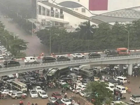 Hà Nội: Mưa như trút nước, nhiều nơi tắc cứng, tài xế chôn chân suốt 3 tiếng