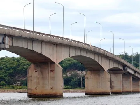 Cận cảnh cây cầu vượt đầm phá tại Huế được dân kiến nghị ‘trả lại tên’