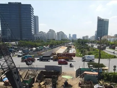 Xuyên đêm di dời hạ tầng kỹ thuật để tái thi công hầm chui 830 tỷ đồng ở TPHCM