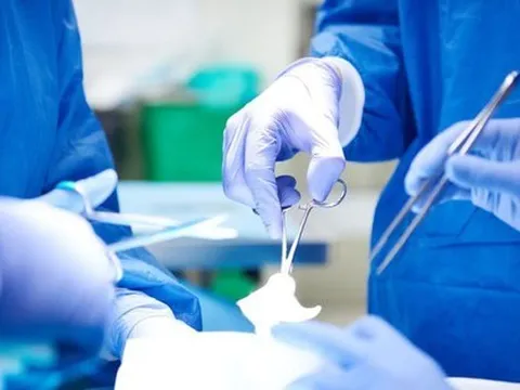 Người đàn ông bị hàng chục con giòi làm tổ trong tai