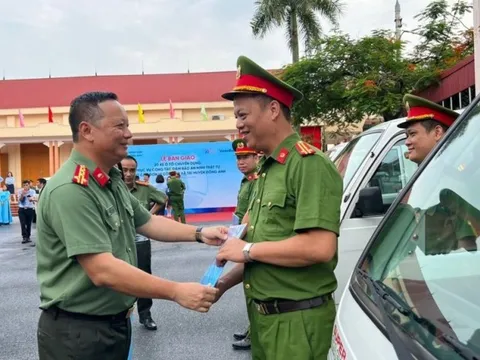 Hà Nội: Công an huyện Đông Anh tiếp nhận 20 xe ô tô chuyên dụng