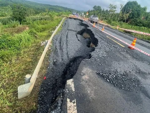 Đường tránh bị sạt lở, công an cảnh báo phòng ngừa tai nạn giao thông