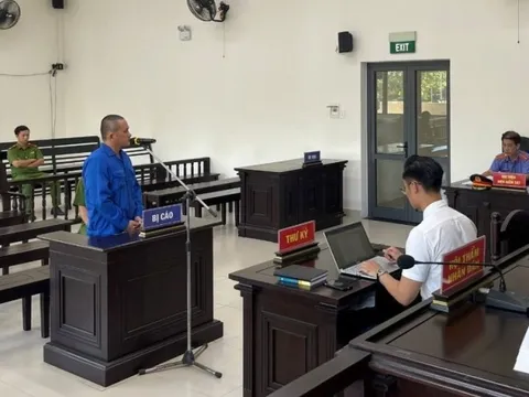 Lãnh án vì leo cột cờ phát livestream, gây rối