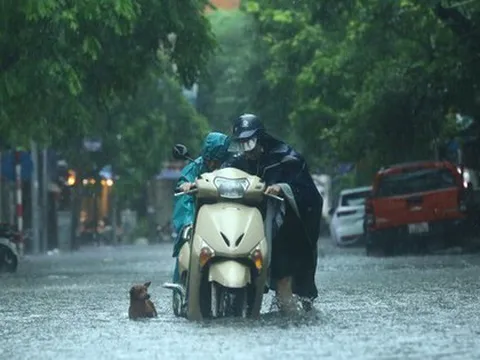 Hà Nội khả năng tiếp tục mưa lớn vào giờ tan tầm, người dân lưu ý lộ trình và thời gian di chuyển để tránh tắc đường