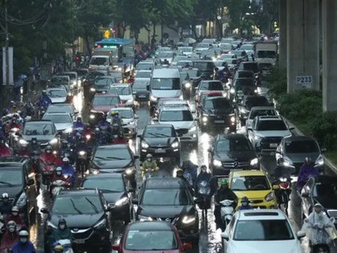 Hà Nội: Mưa lớn đúng giờ đi làm, người dân chen chân giữa dòng xe chật cứng