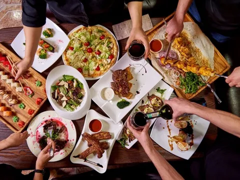 Bất ngờ thị trường F&B nửa đầu năm 2023: Quá nửa doanh nghiệp lớn giảm doanh thu, dù người dân tăng chi tiêu bất chấp kinh tế khó khăn