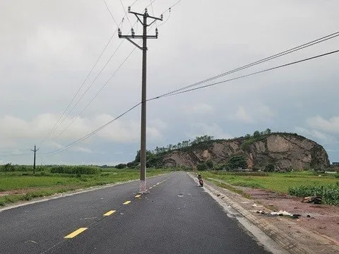 Thanh Hóa: Di dời cột điện nằm giữa đường gây tai nạn giao thông