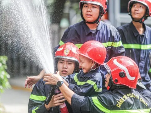 Thực hiện ước mong làm lính cứu hỏa cho cậu bé ung thư