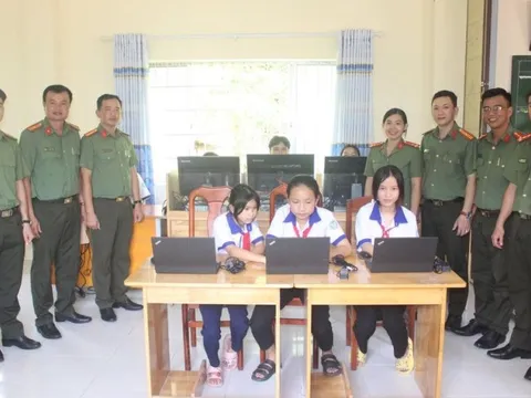 Công an Kiên Giang trao nhiều phần quà cho học sinh khó khăn