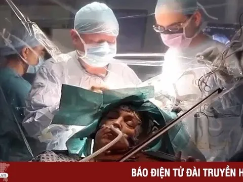Bệnh nhân chơi vĩ cầm khi đang được phẫu thuật não